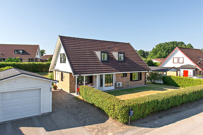 Stensättning runt huset & gång